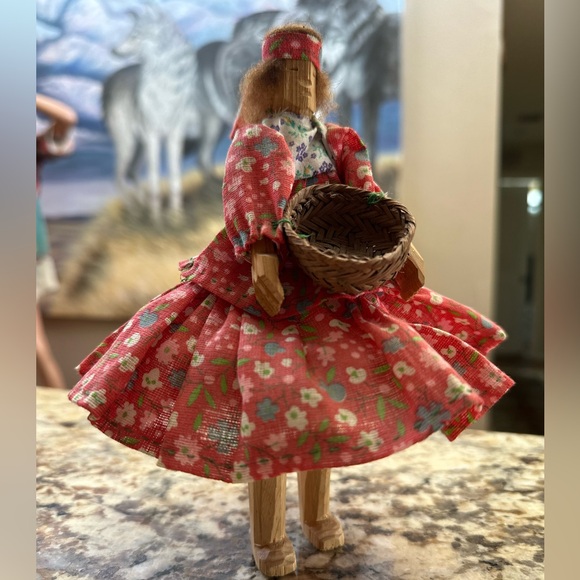 Handcarved wood Native American Indian doll w handsewn dress vintage real basket - Picture 1 of 11